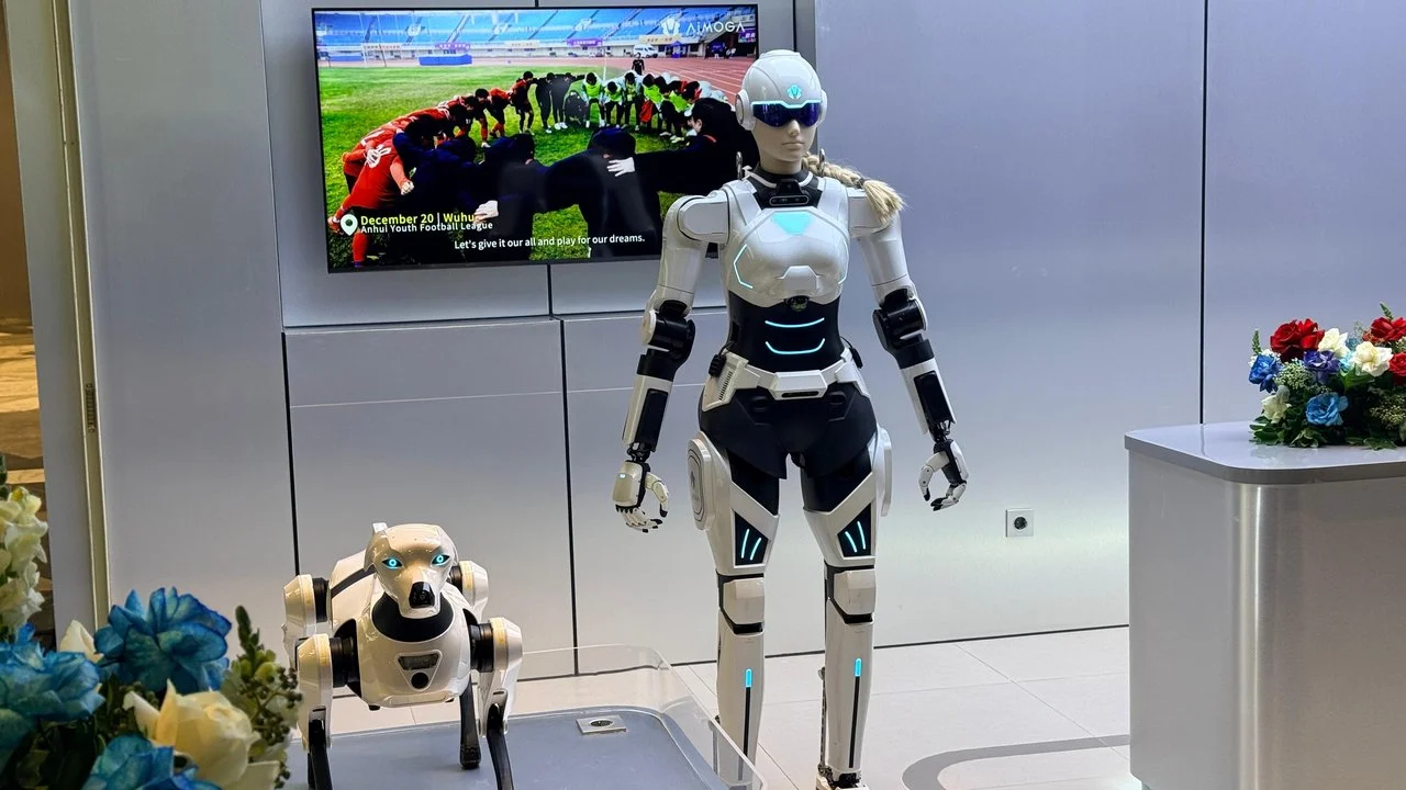 Robot Humanoid dan Hewan AI Hadir di AiMOGA Experience Store