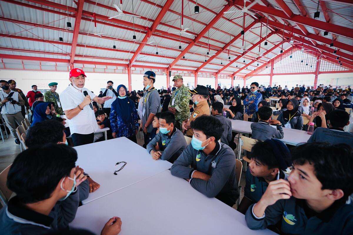Bagaimana Sekolah Rakyat Membangun Kepercayaan Diri Siswa Kurang Mampu