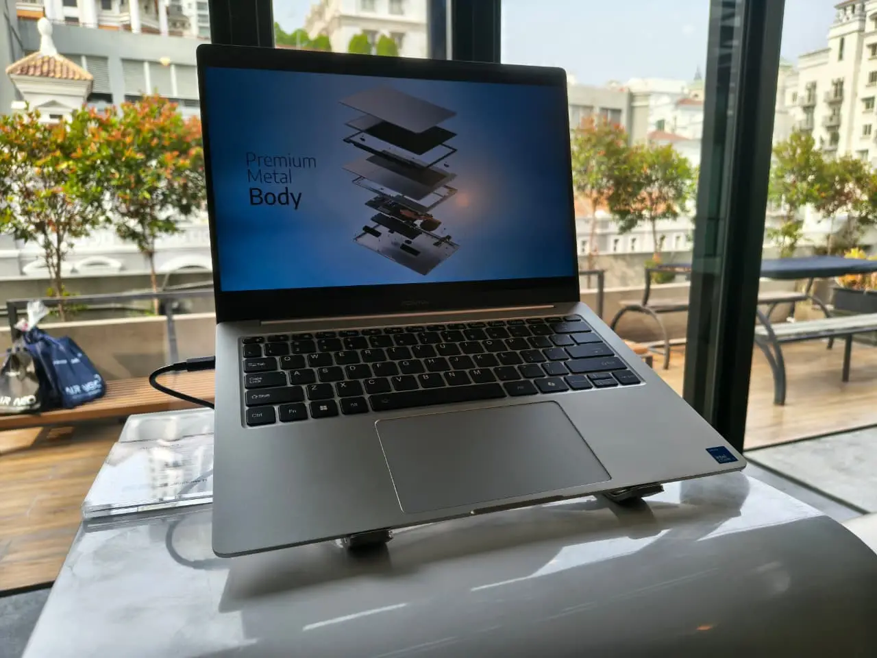 ADVAN AIR NEO: Laptop Ultra-Ringan 0,99 Kg untuk Mobilitas Maksimal