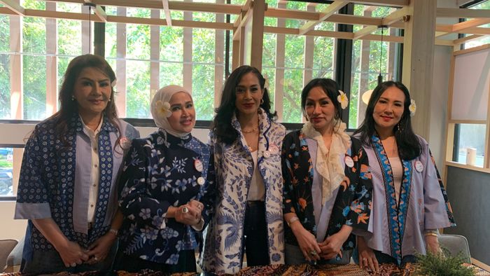 Aktris Bawa Wastra Nusantara dan UMKM Lokal ke Panggung Los Angeles
