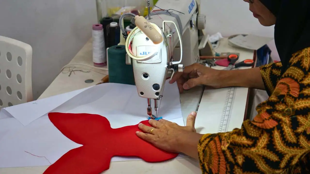 Dari Seragam Kerja Bekas ke Fashion: Model Ekonomi Sirkular Baru