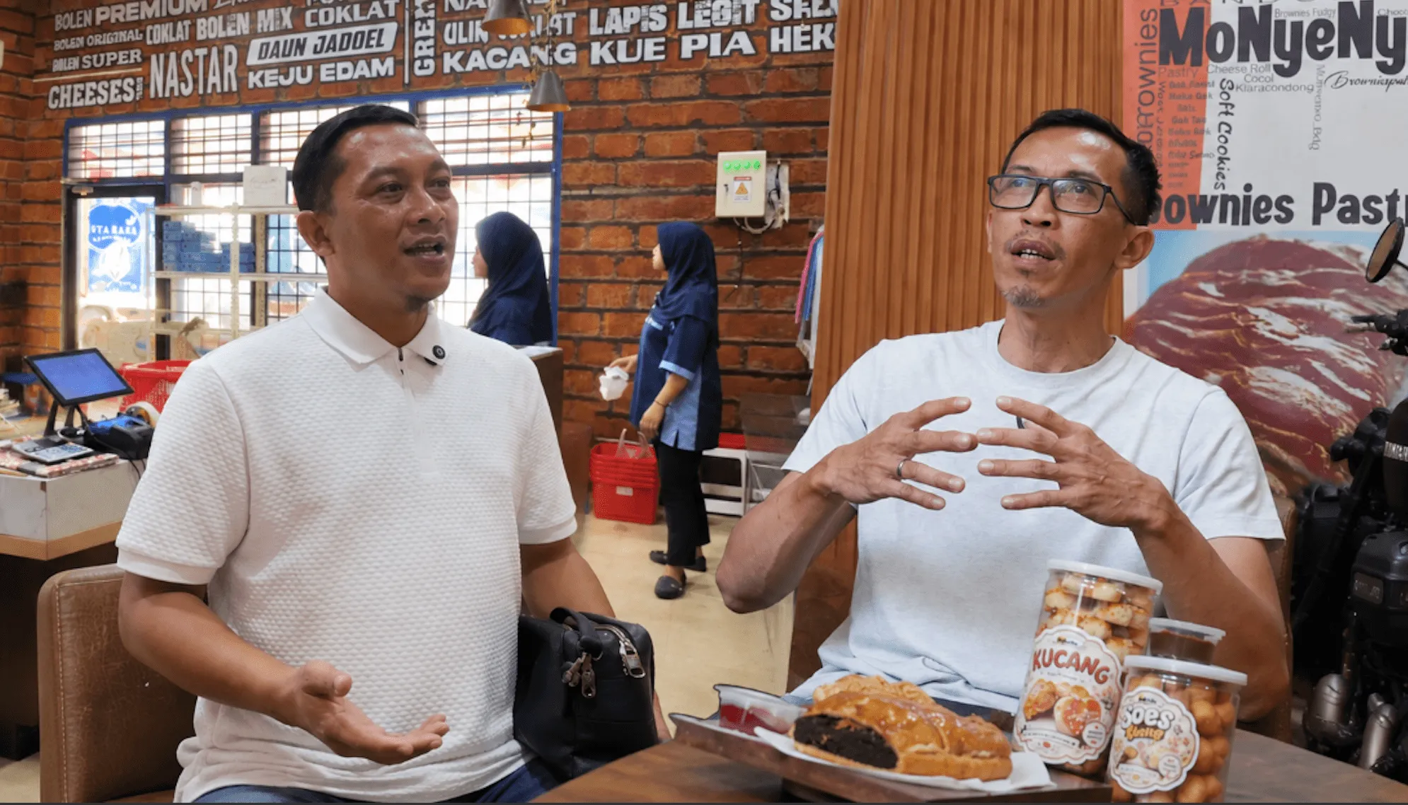 Dari Resep Turun-Temurun ke Sertifikat Halal: Strategi Baru Pedagang Kuliner Lokal