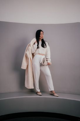 Trik Styling Tanpa Heels agar Tubuh Kecil Terlihat Lebih Tinggi