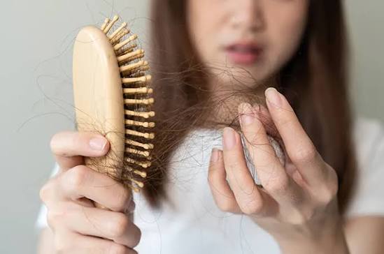 Rambut Rontok Bukan Hanya Soal Stres: Kenali Penyebab dan Kapan Harus ke Dokter
