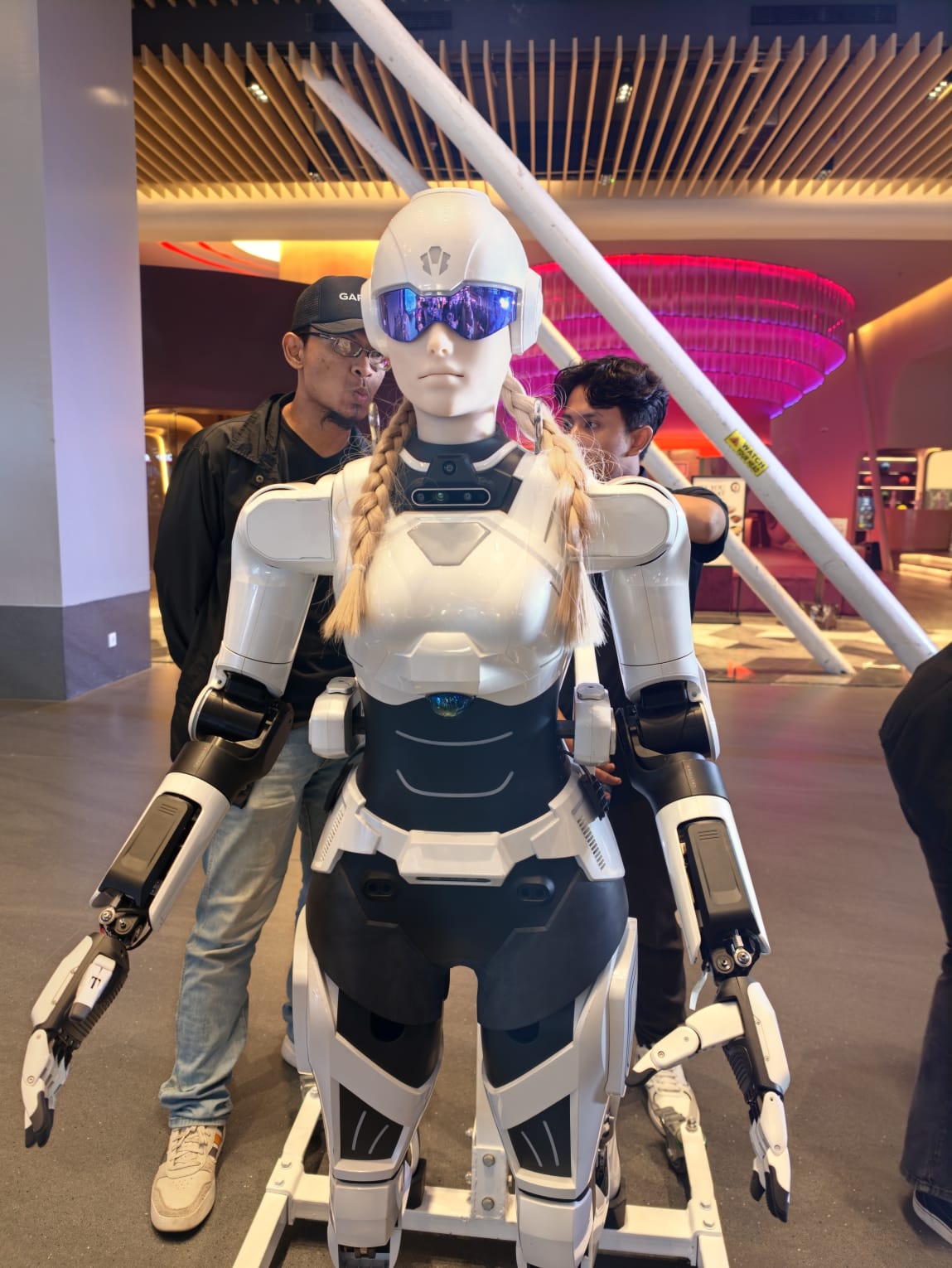 Robot Humanoid dan Berkaki Empat AiMOGA Masuk Era Layanan Pintar