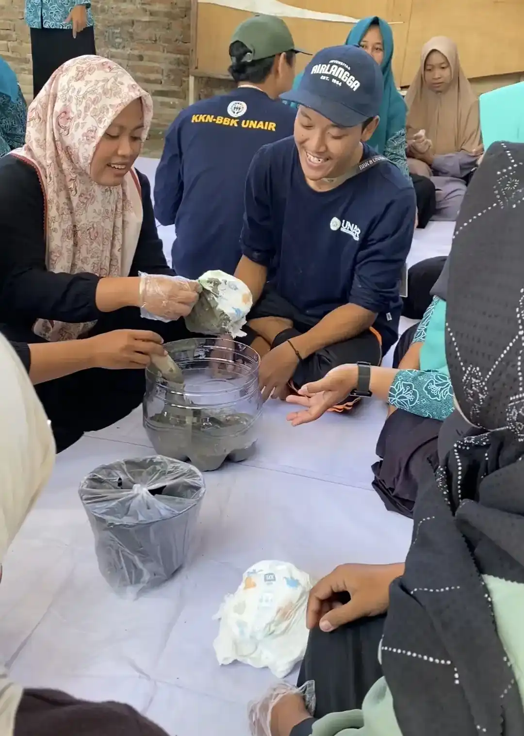 Dari Tutup Botol hingga Popok: Upcycling yang Mendidik dan Menghasilkan