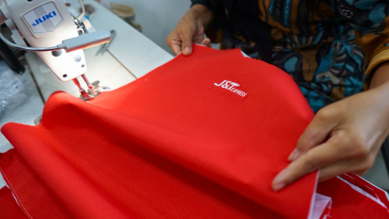 Dari Seragam Kerja Bekas ke Fashion: Model Ekonomi Sirkular Baru