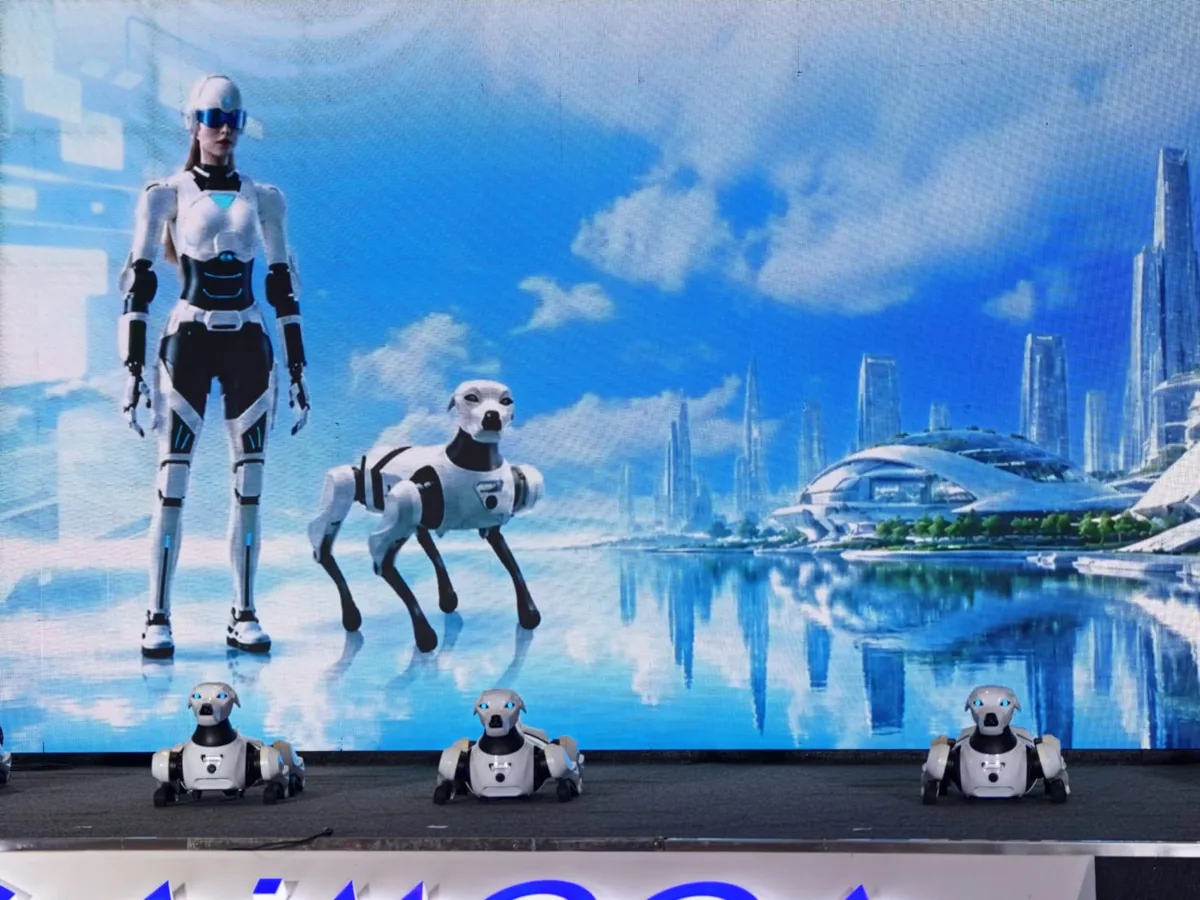 Robot Humanoid dan Berkaki Empat AiMOGA Masuk Era Layanan Pintar