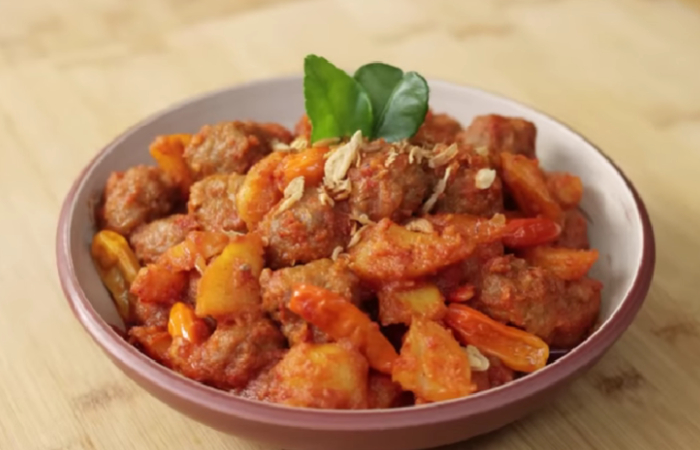 Dua Resep Bola Daging: Swedish Meatball Creamy vs Balado Pedas