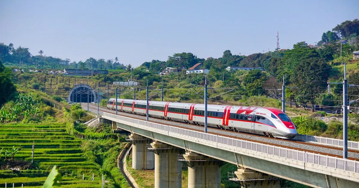 Tiket Kereta Cepat Whoosh Mulai Rp 9.900: Harus Dibeli?