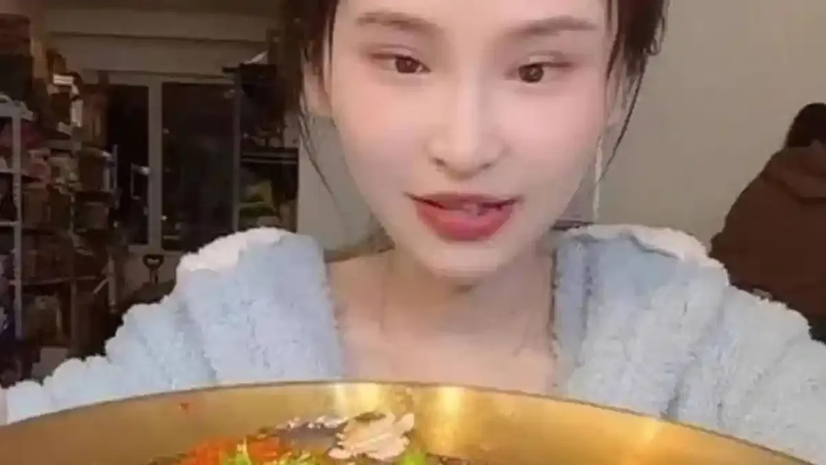 Risiko Kesehatan di Balik Tren Mukbang yang Makin Ekstrem
