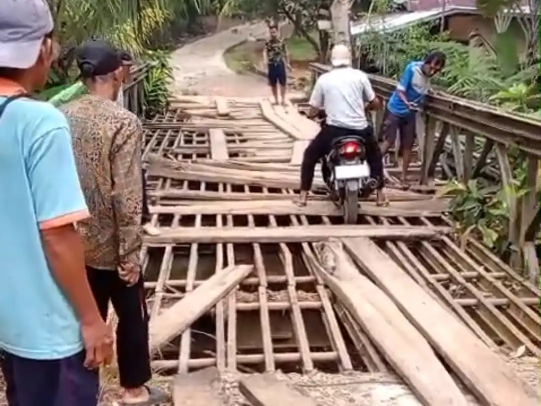 Jembatan Rusak dan Warga yang Terpaksa Jadi Pemerintah