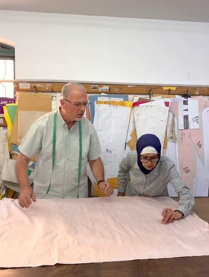 Kisah Bordir Tradisional di Balik Dress Pink Olivia Rodrigo