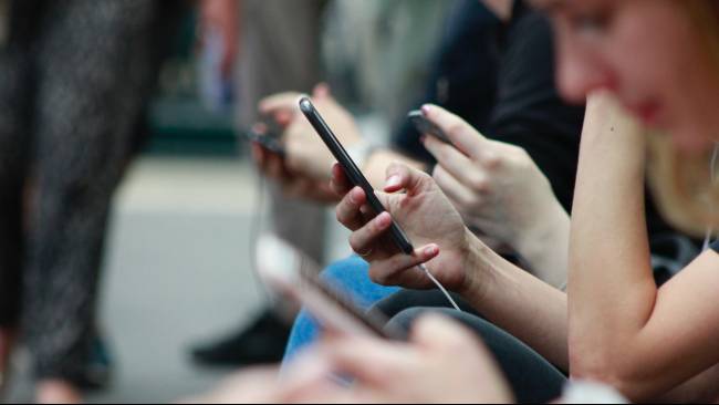 Scrolling Berlebihan di Media Sosial dan Kesehatan Mental Remaja