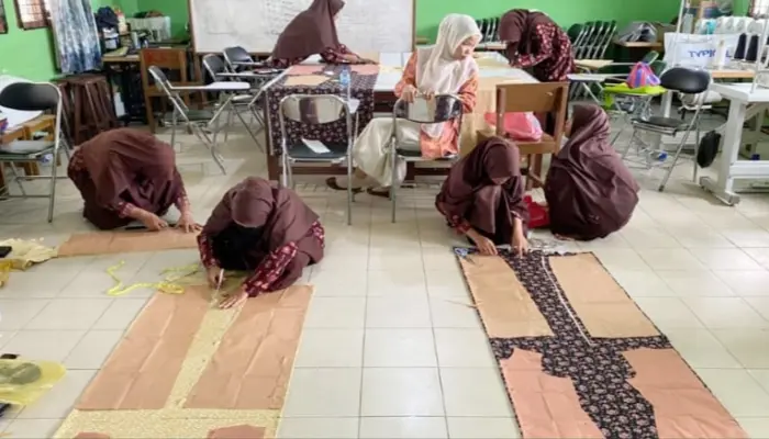 Sekolah Menyatukan Tenun Tradisional dan Kreativitas Generasi Muda