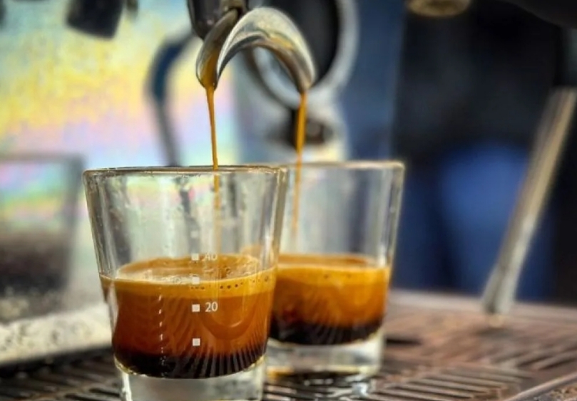Kopi Hitam Tanpa Gula: Cara Aman Menjaga Gula Darah dan Tulang