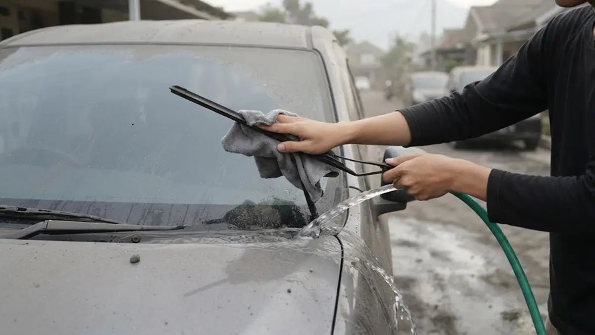 Teknik Aman Membersihkan Abu Vulkanik dari Mobil Tanpa Merusak Cat