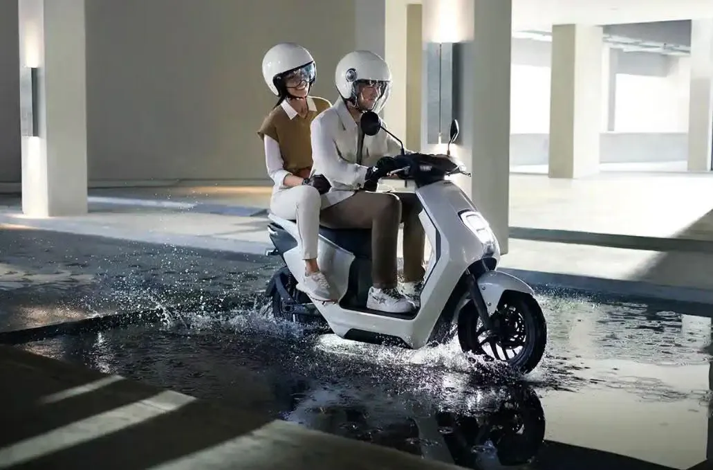 Panduan Berkendara Motor Listrik Saat Hujan Lebat