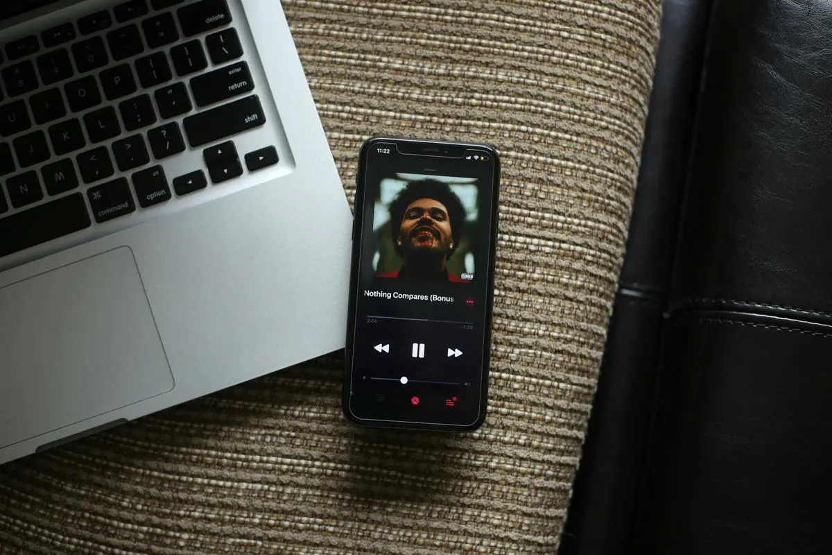 Apple Music vs YouTube Music: Mana yang Lebih Tepat untuk Telingamu?