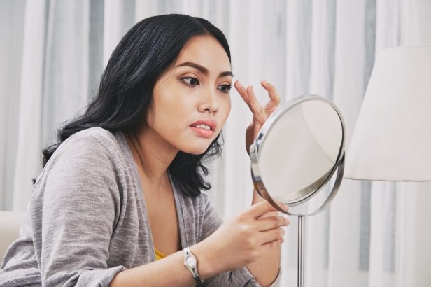 6 Tanda Rutinitas Skincare Terlalu Banyak dan Cara Reset