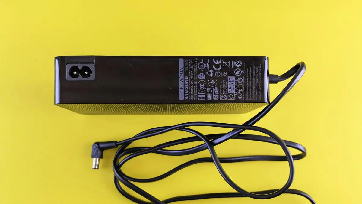 5 Tanda Charger Laptop Berbahaya yang Harus Segera Diganti