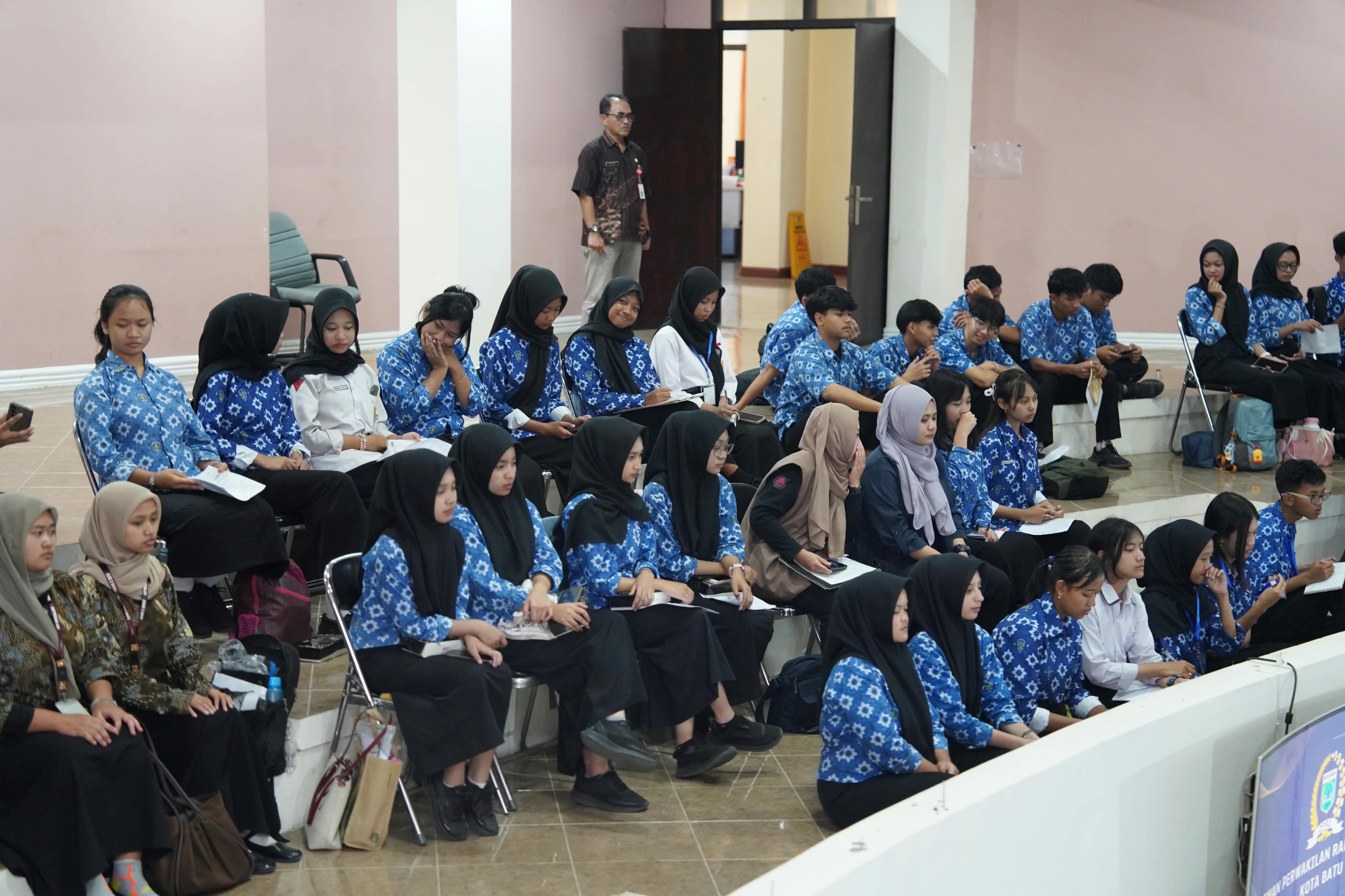 Dari Ruang Sidang hingga Kotak Suara: Demokrasi Masuk Kelas