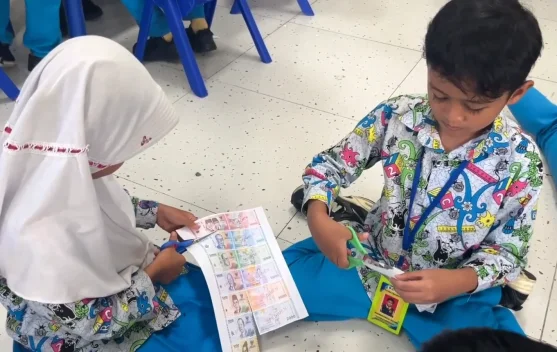 Guru Matematika Modern: Dari Papan Tulis ke Kelas Interaktif