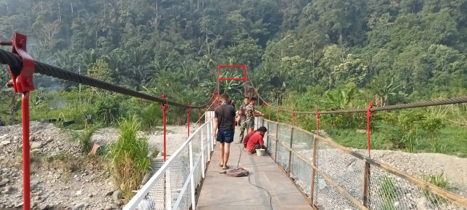 Jembatan Gantung TNI Menghubungkan Desa, Menggerakkan Ekonomi