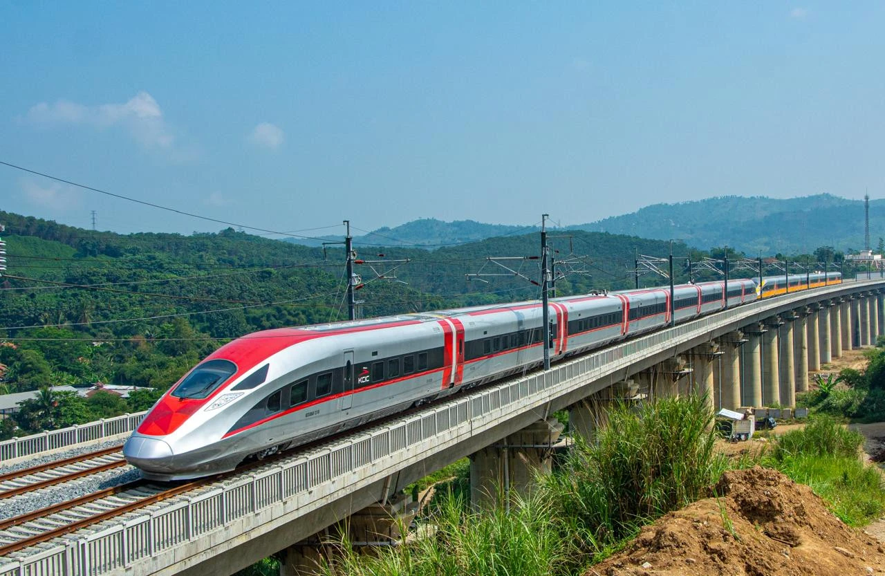 Utang Kereta Cepat dan Risiko 139 Tahun bagi Generasi Mendatang