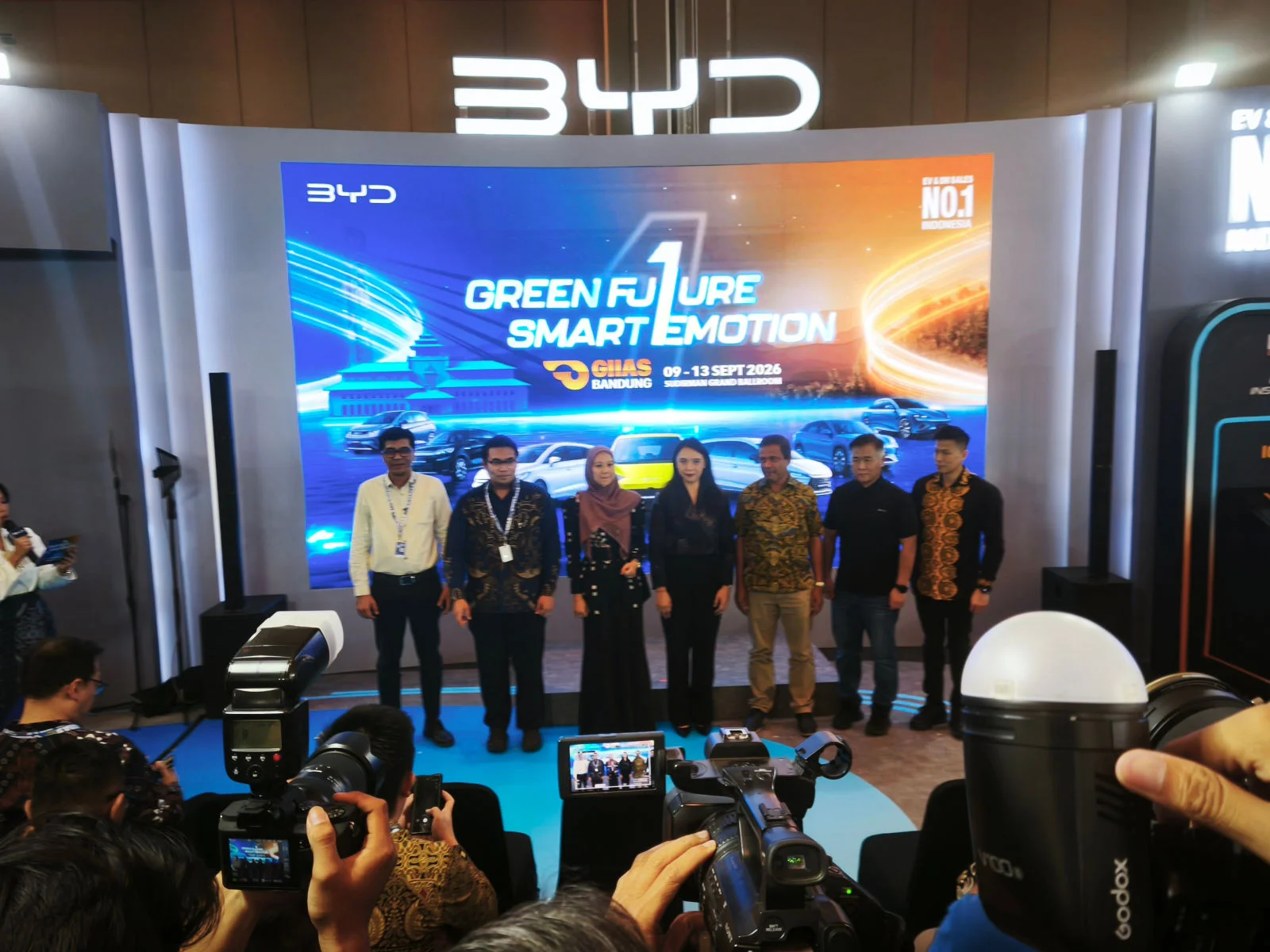 BYD Perkuat Dominasi Mobil Listrik di GIIAS Bandung