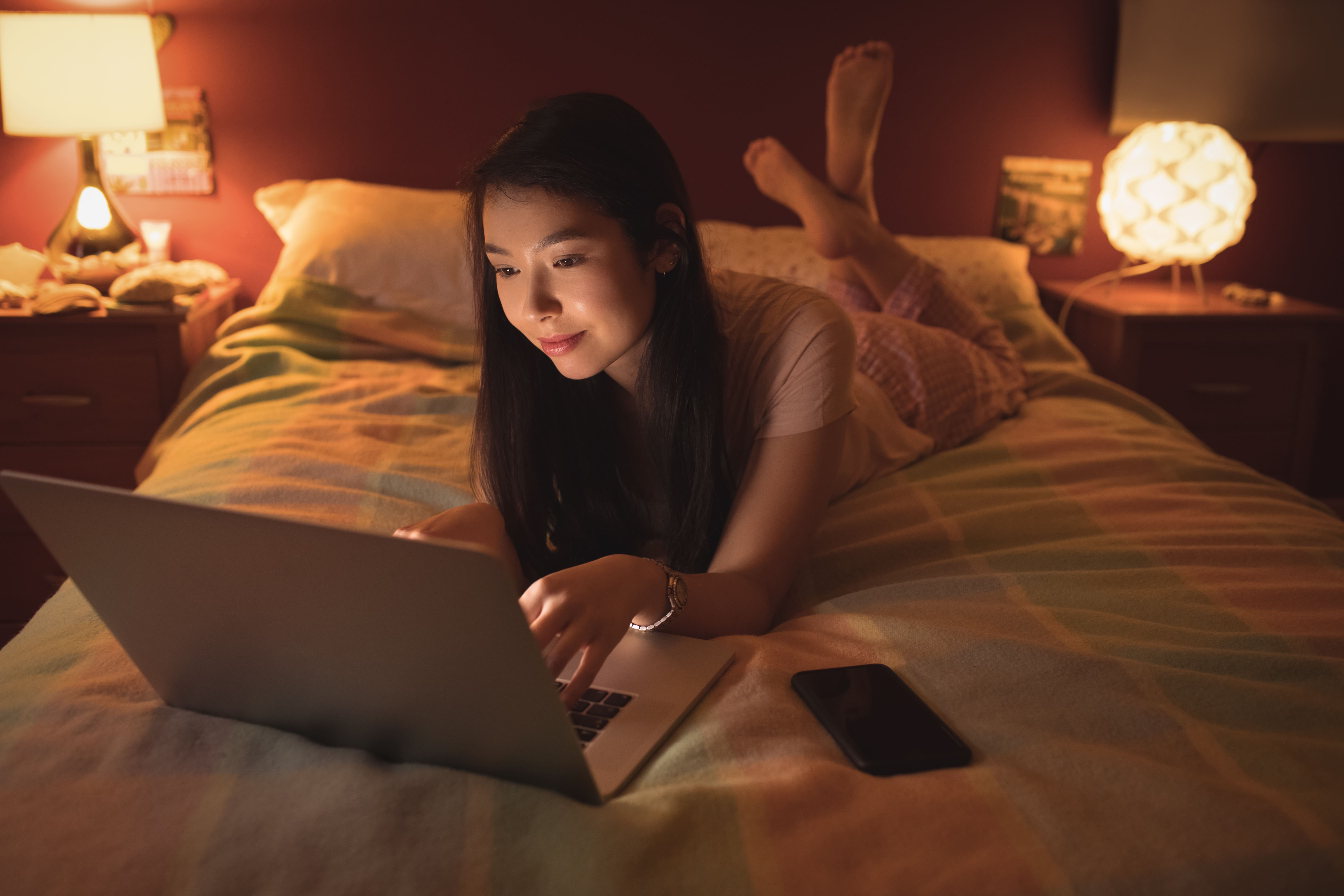 Cahaya Biru Layar Ponsel Tekan Melatonin dan Menipu Otak