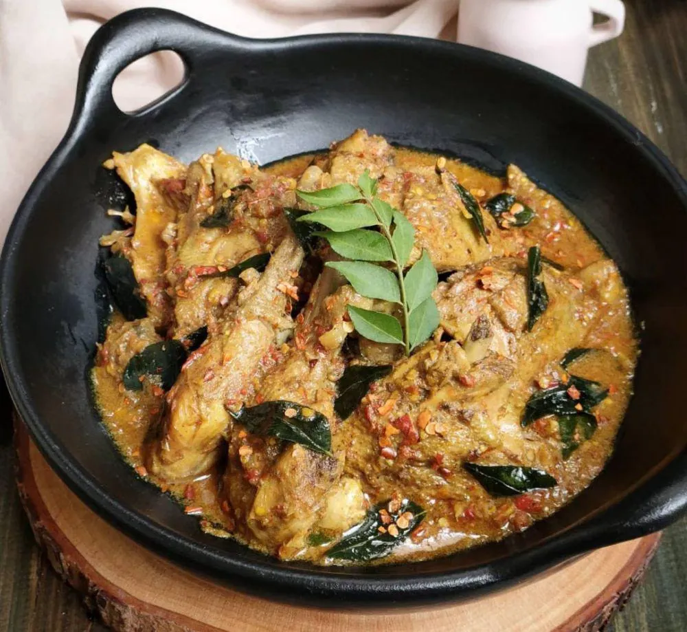 Ayam Kari Temurui vs Kari Tradisional: Pertarungan Kuah dan Rempah