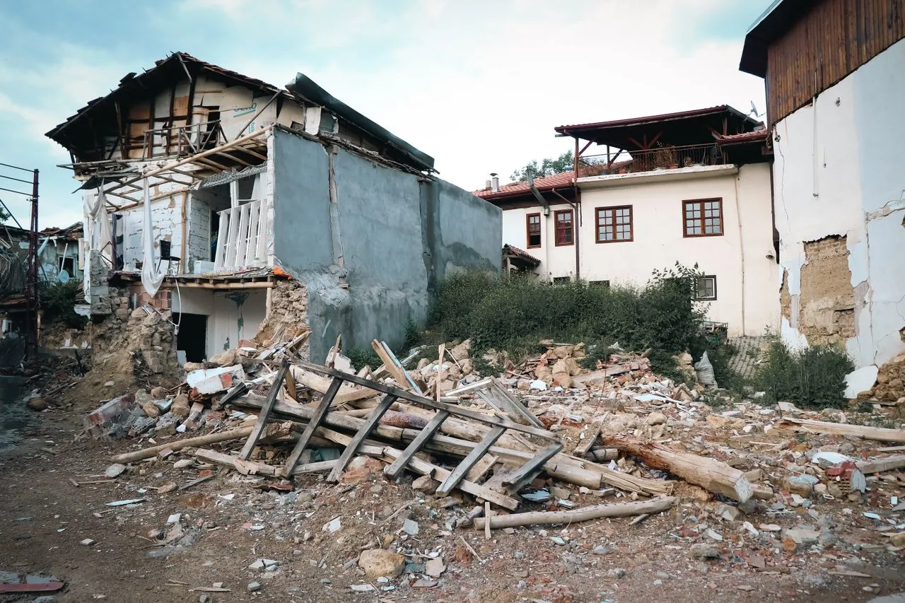 Mengapa Flores Diguncang 15.000 Gempa Susulan?