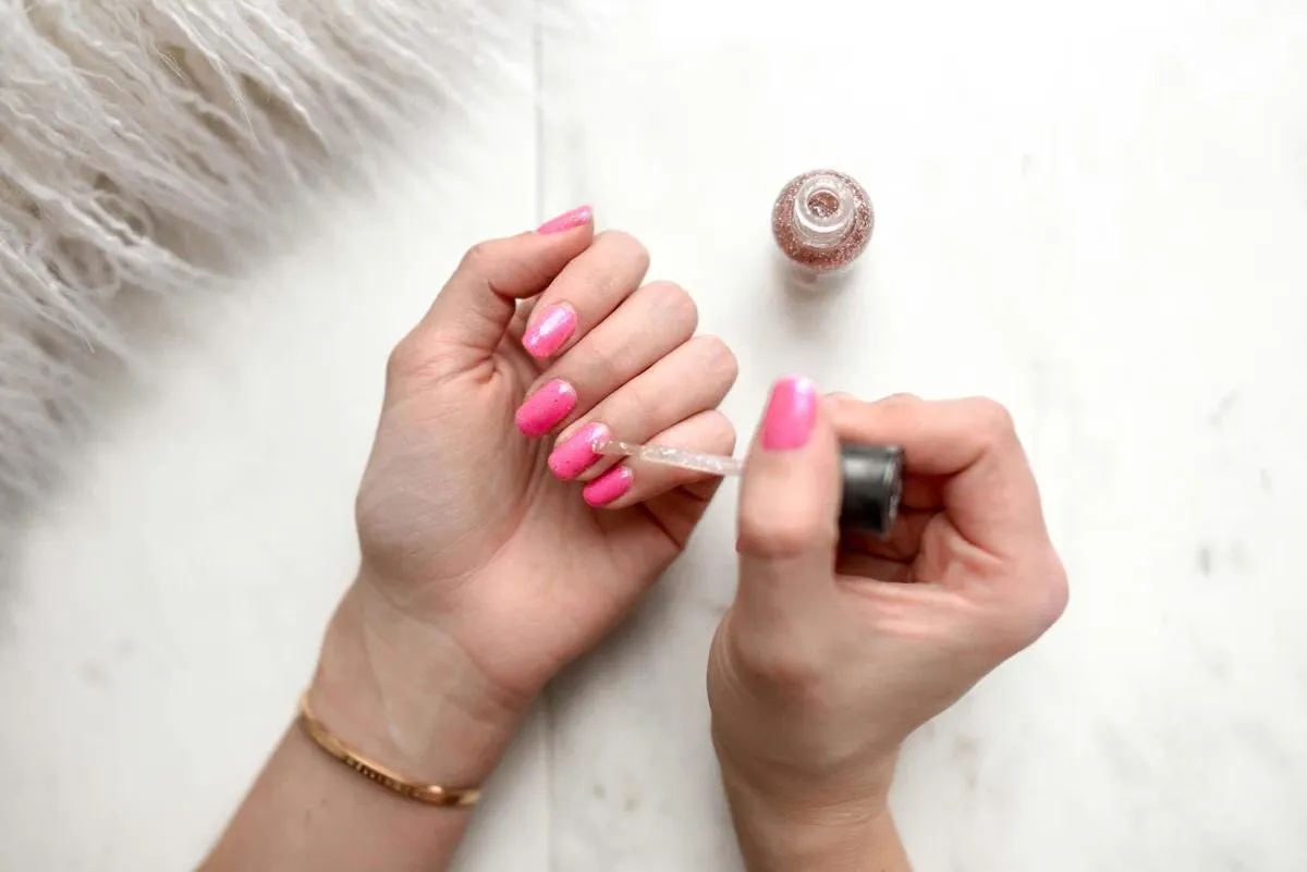 Melindungi Kesehatan Kuku dengan Press-On dan Nail Polish