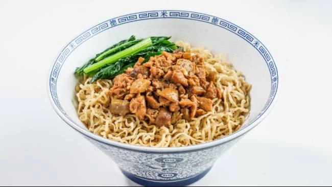 Warung Klasik vs Bakmi Kekinian: Strategi Bertahan di Era Kuliner Baru
