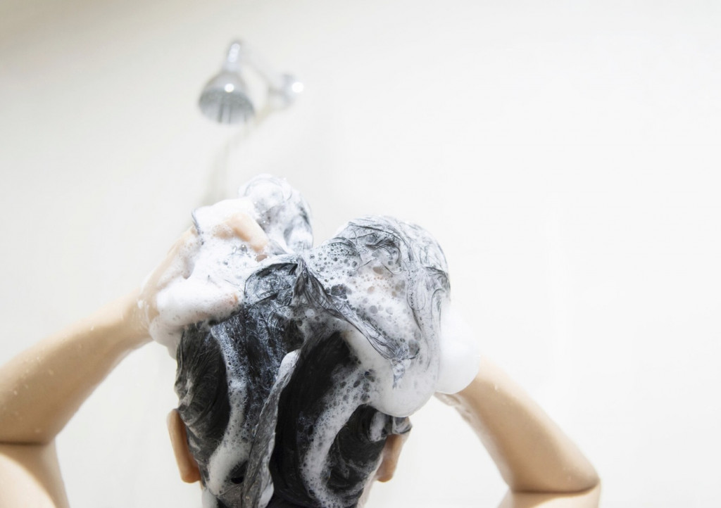 Rahasia Rambut Berkilau Seharian dari Rutinitas yang Tepat