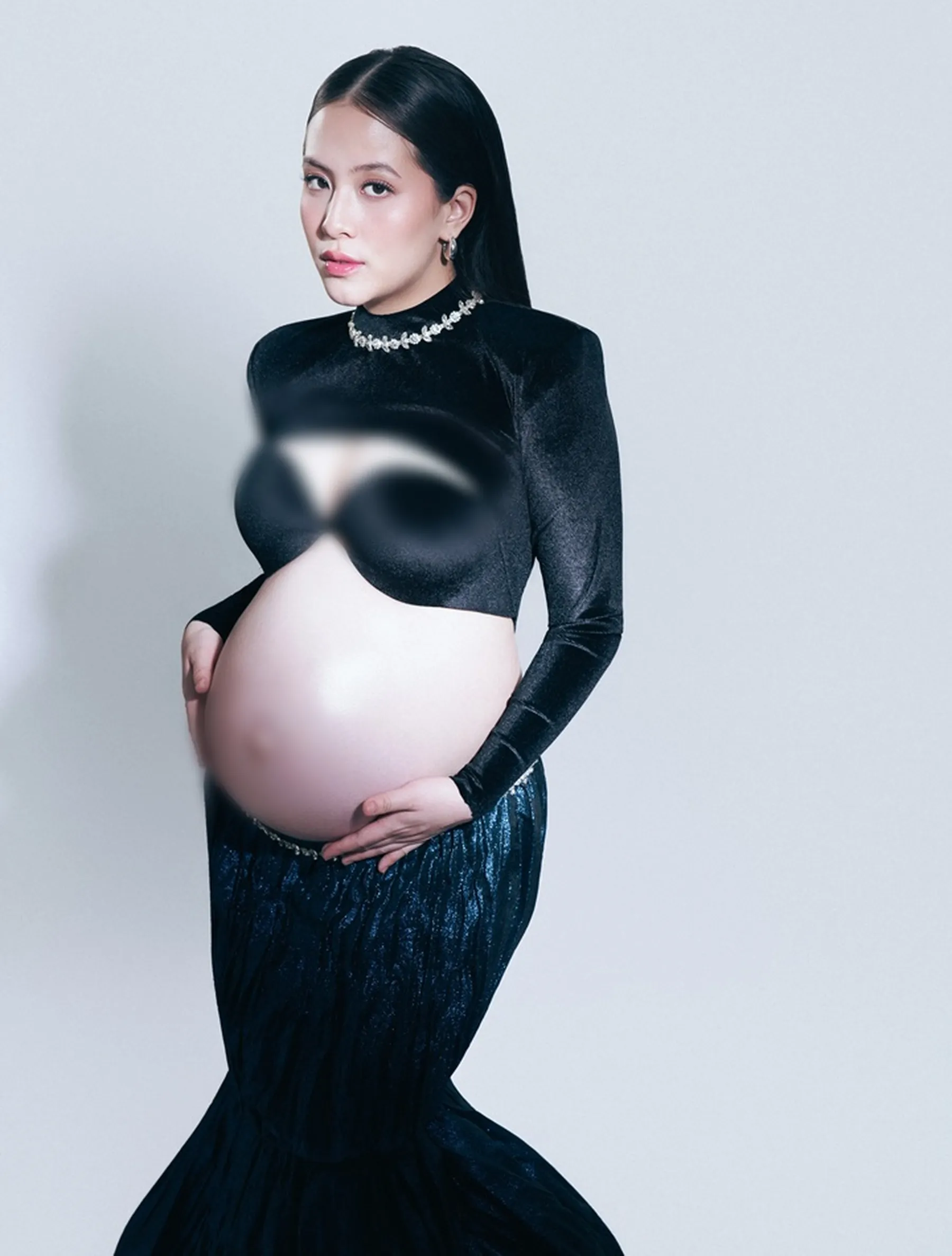 Gaya Maternity Portrait Serba Hitam yang Elegan dan Dramatis