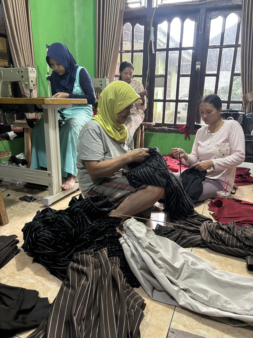 Dari Rumah ke Pasar: Penjahit Perempuan Desa Membangun Ekonomi Berdikari