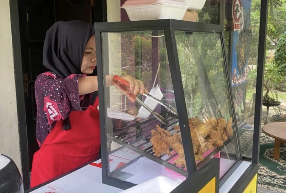 Program Pemberdayaan Kuliner Ayam Krispi Mengubah Ekonomi Keluarga Mustahik