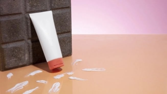 Sunscreen Serum vs Sunscreen Cair: Jawaban untuk Kulit Berminyak