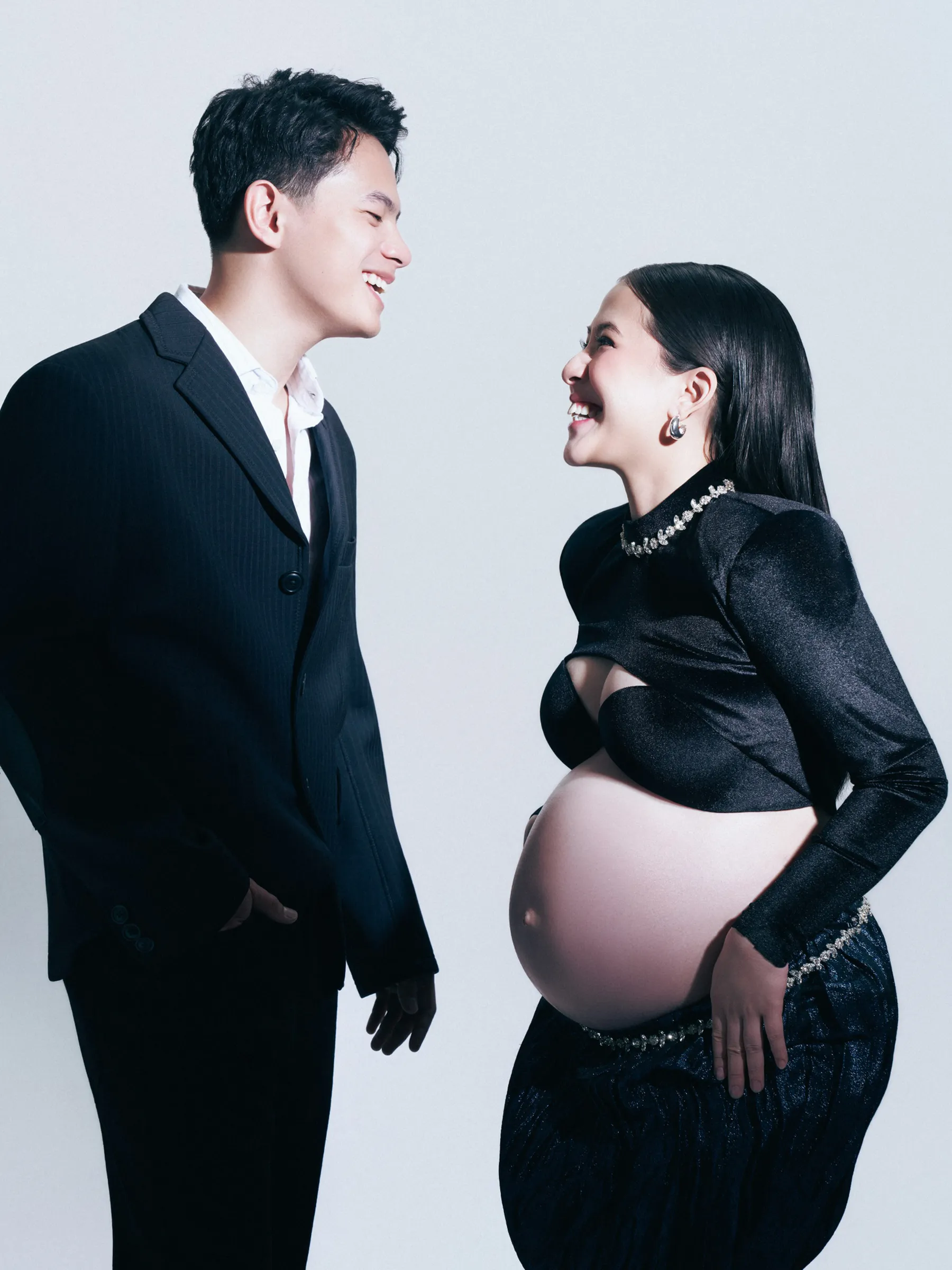 Gaya Maternity Portrait Serba Hitam yang Elegan dan Dramatis