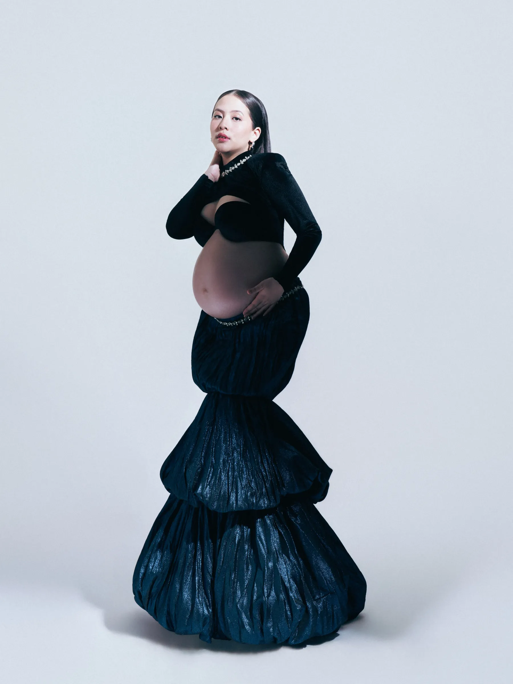 Gaya Maternity Portrait Serba Hitam yang Elegan dan Dramatis