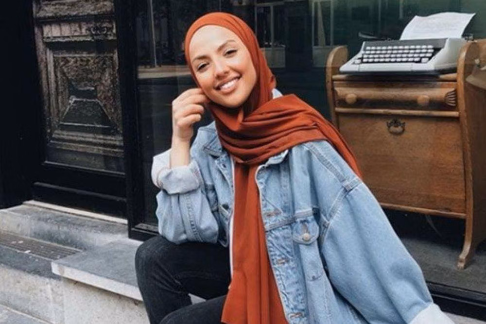 Panduan Lengkap Memadukan Celana Ungu, Warna Sand, dan Baju Denim