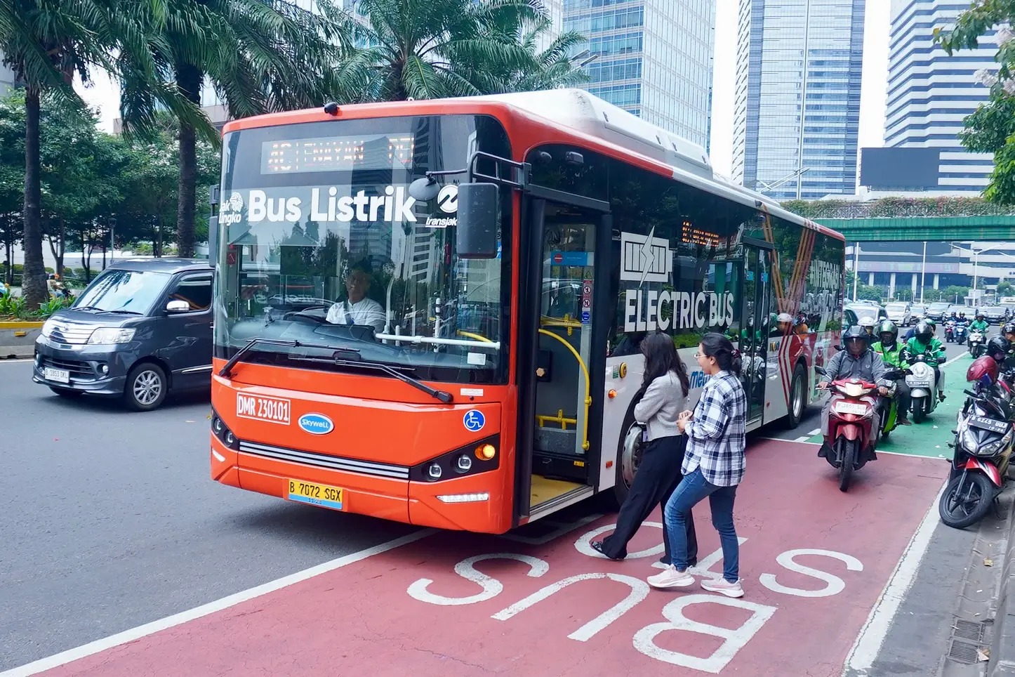 Mengapa Subsidi Motor Listrik Perlu Dialihkan ke Bus Listrik