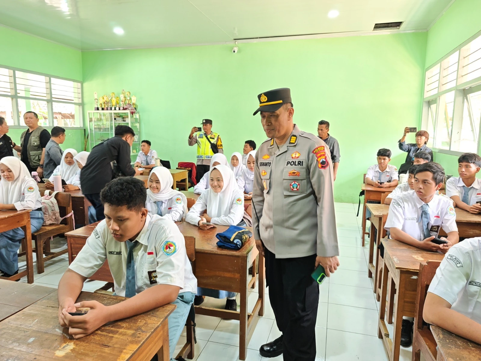 Program Literasi AI Polisi di Sekolah: Mengajarkan Siswa Berpikir Kritis
