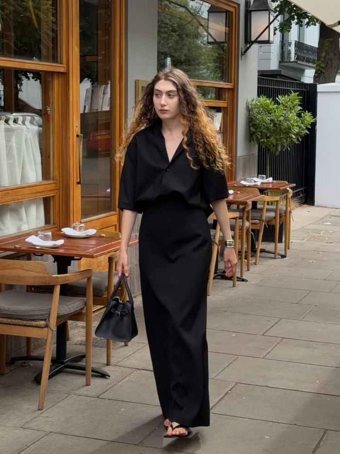 Cara Tetap Stylish Pakai Hitam di Musim Panas
