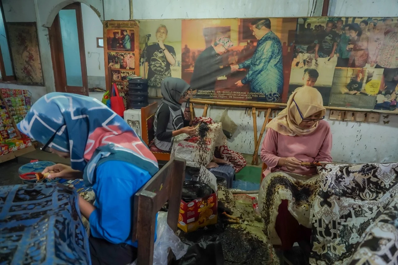 Batik Merawit Cirebon Naik Kelas Lewat Kolaborasi Kampus dan Perajin