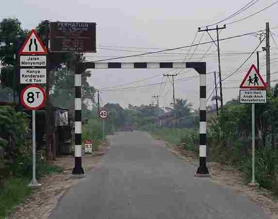 Jalan Rusak Parah dan Kebocoran Ekonomi Lokal