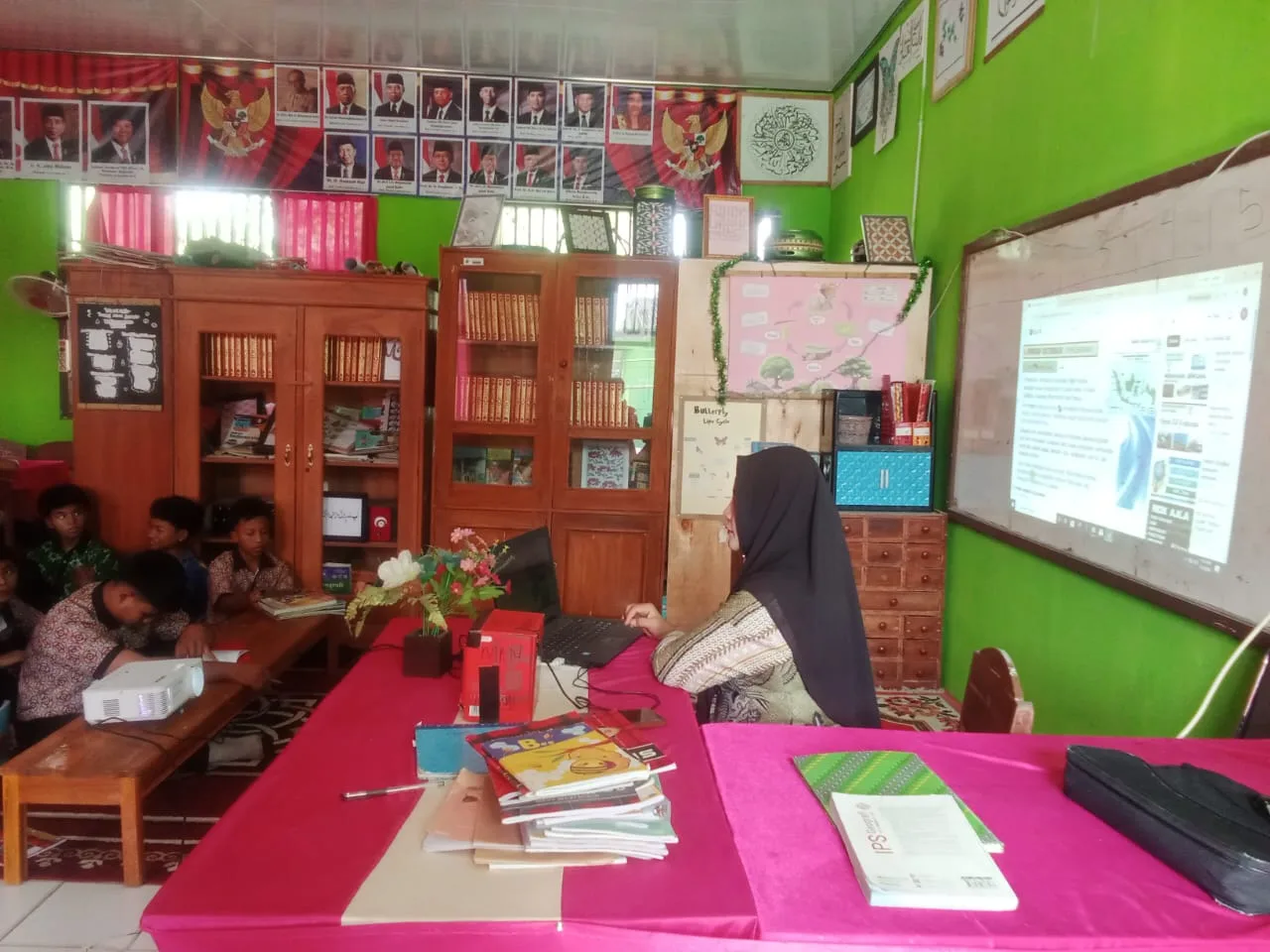 Perpustakaan Sekolah Interaktif: Dari Rak Buku ke Ruang Belajar Teknologi