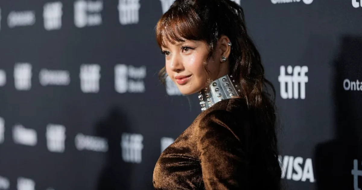 Dari Penari Grup ke Artis Multitalenta: Karier Solo Lisa yang Berani Berbeda